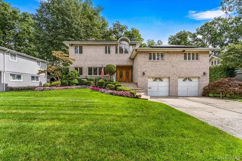 8 Hamilton Dr, North Hempstead, NY 11576