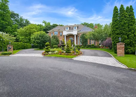 6 Boxwood Way, North Hempstead, NY 11030