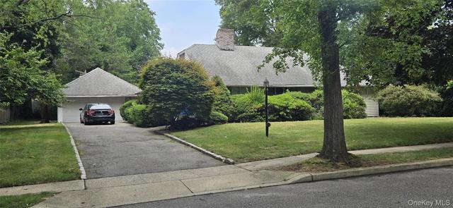 65 Saddle Ln, North Hempstead, NY 11577