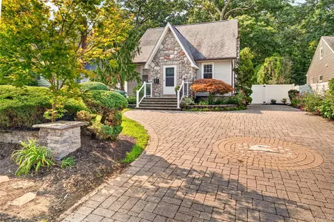 15 W Palisades Ave, Clarkstown, NY 10954