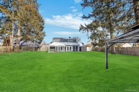 119 Scooter Ln, Hicksville, NY 11801