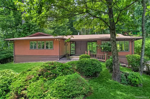 9 Tamarack Ln, Pomona, NY 10970