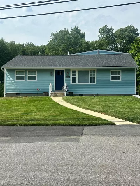 754 Locksley Rd, Yorktown, NY 10598