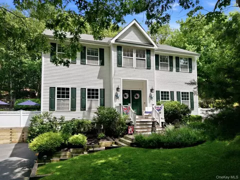 95 Crystal Brook Hollow Rd, Mount Sinai, NY 11766