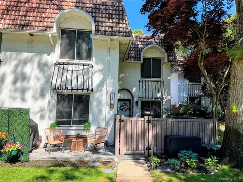 333 Clubhouse Ct, Coram, NY 11727