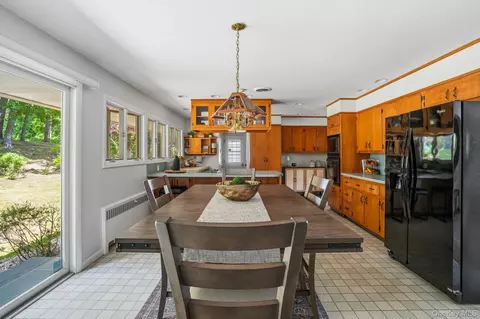 Dining - 21 Vail Rd, Poughkeepsie, NY 12603 photo 6 of 7
