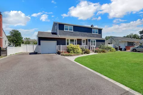 16 Heath Ln, East Northport, NY 11731