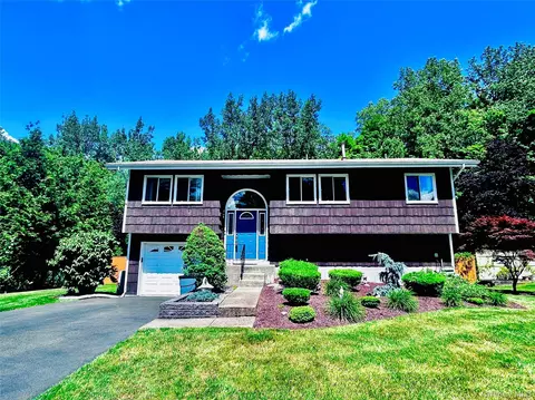 10 Lighthouse Ct, Tomkins Cove, NY 10986