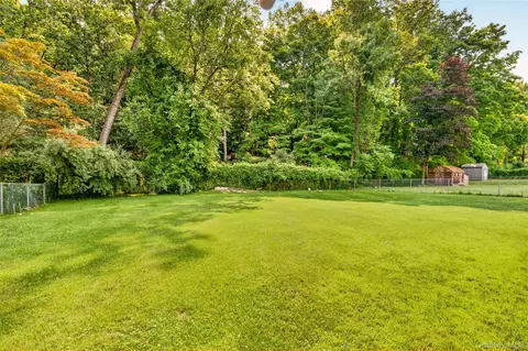 10 Lighthouse Ct, Tomkins Cove, NY 10986