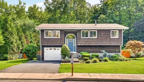10 Lighthouse Ct, Tomkins Cove, NY 10986