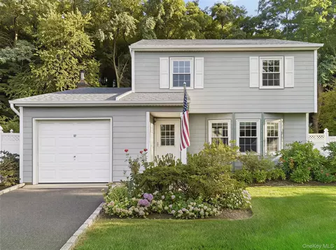 17 Harmony Ln, Glen Cove, NY 11542