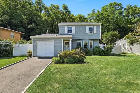 17 Harmony Ln, Glen Cove, NY 11542