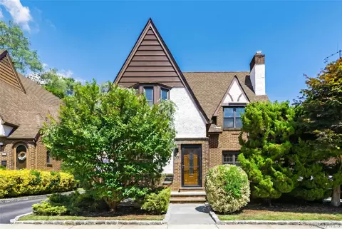 38 Bayview Ter, North Hempstead, NY 11030