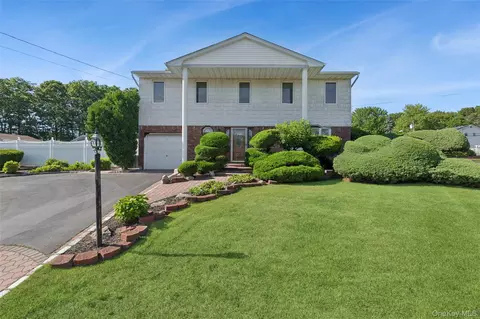 27 Spacecraft Ln, Hauppauge, NY 11788
