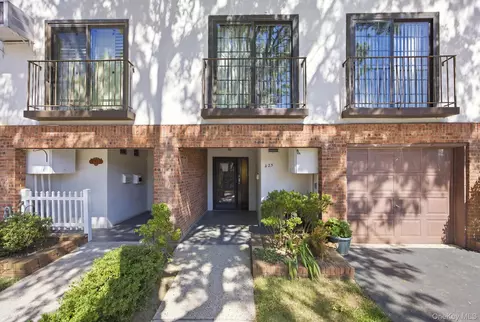 425 Schorr Dr, College Point, NY 11356