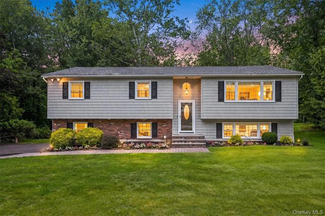 11 Nuthatch Ln, Clarkstown, NY 10994