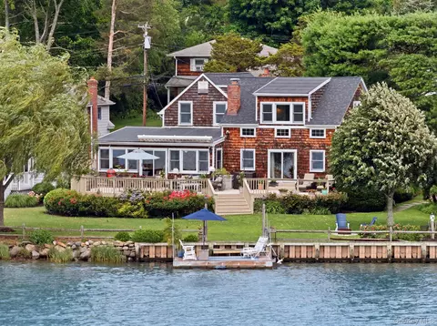 33 Prospect Rd, Centerport, NY 11721