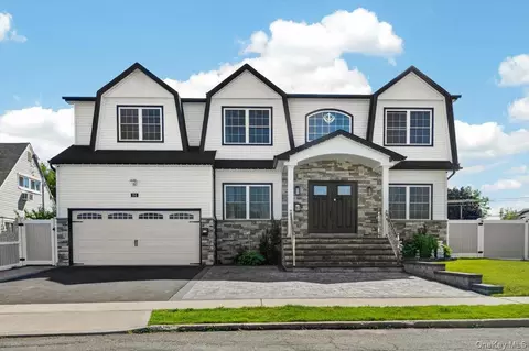 84 W Choir Ln, Westbury, NY 11590
