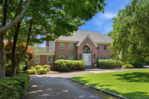 61 Linden Ln, Glen Head, NY 11545