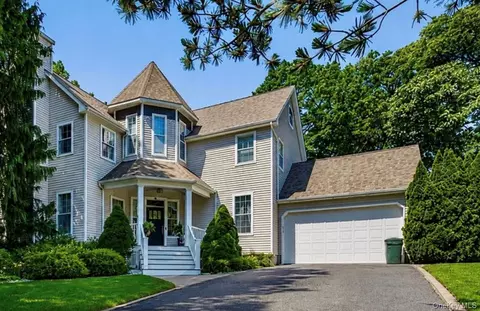 10 Chapel Hill Rd, Lake Grove, NY 11755