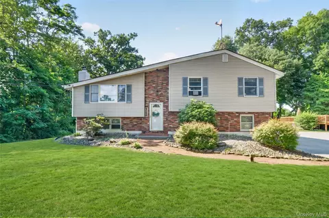 18 Pine Ridge Dr, Wappinger, NY 12533
