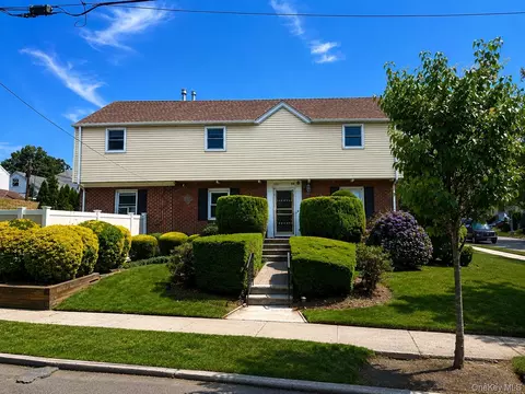 21104 Richland Ave, New York, NY 11364
