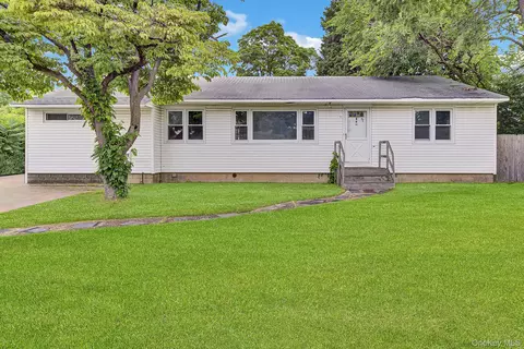 39 3rd Ave, North Hempstead, NY 11590
