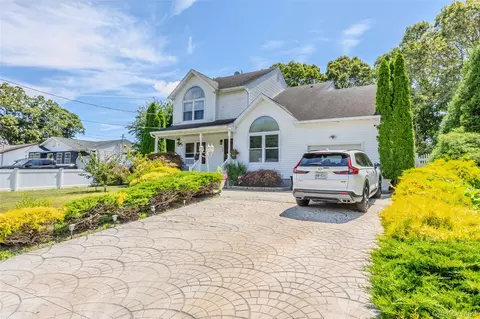 106 Chanel Dr E, Shirley, NY 11967