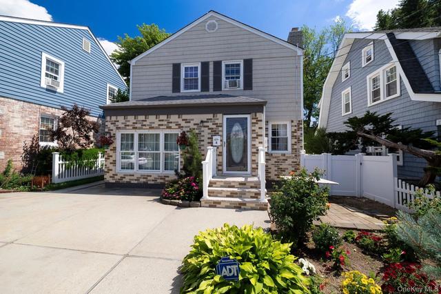 4 Nassau Blvd, Malverne, NY 11565