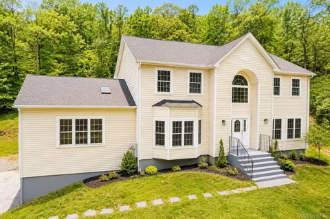138 Half Moon Rd, Lloyd, NY 12528