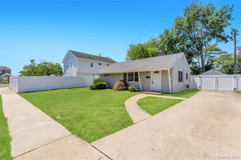 23 Kevin Ln, Bethpage, NY 11714