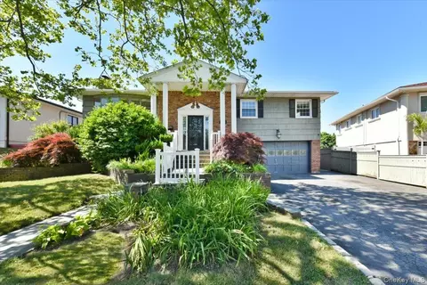 687 Golf Dr, Valley Stream, NY 11581