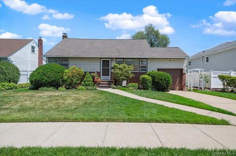 665 Dianne St, Seaford, NY 11783