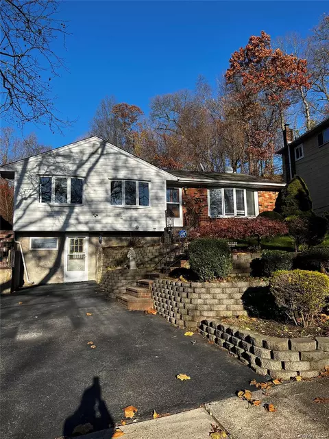 9 Saddler Ct, Huntington Station, NY 11746