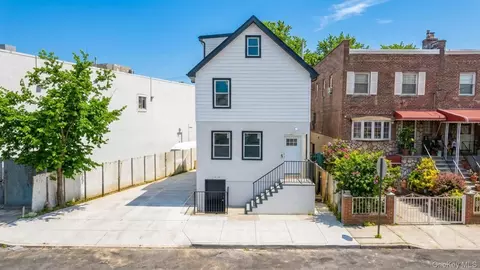 1148 E 211th St, New York, NY 10469