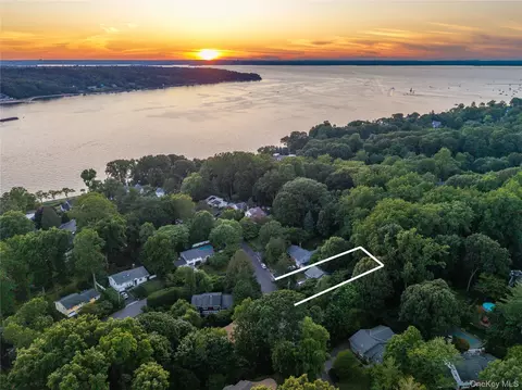 21 Woodridge Ln, Sea Cliff, NY 11579