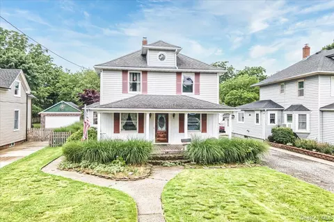 68 Rollstone Ave, West Sayville, NY 11796