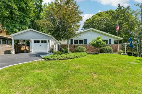 11 Bowman Ln, Kings Park, NY 11754