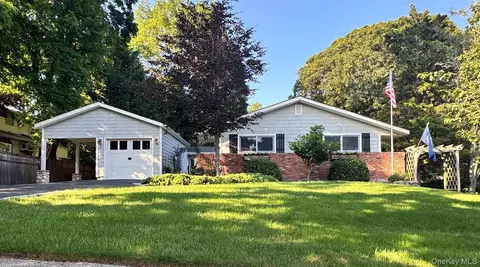 11 Bowman Ln, Kings Park, NY 11754