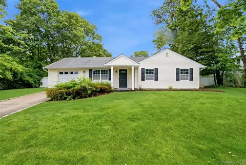 15 Groton Ln, Coram, NY 11727