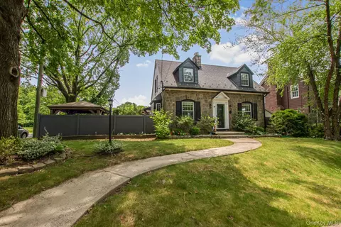 4 Knox Pl, Staten Island, NY 10314