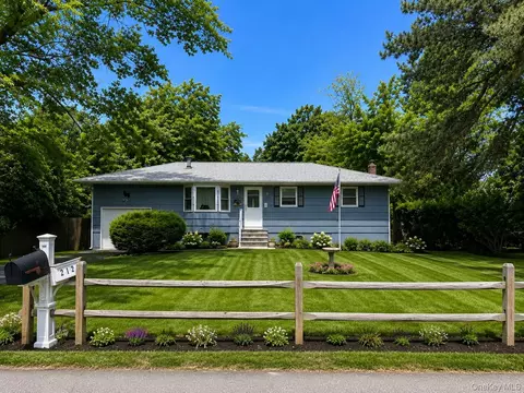 212 Union Ave, Brookhaven, NY 11772