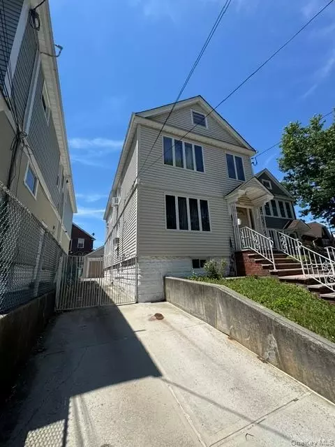 616 College Pl, New York, NY 11356