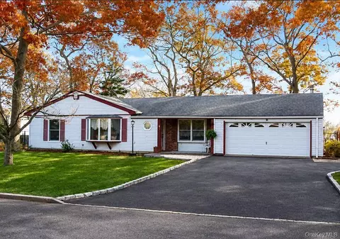 10 Saddle Hill Rd, Coram, NY 11727
