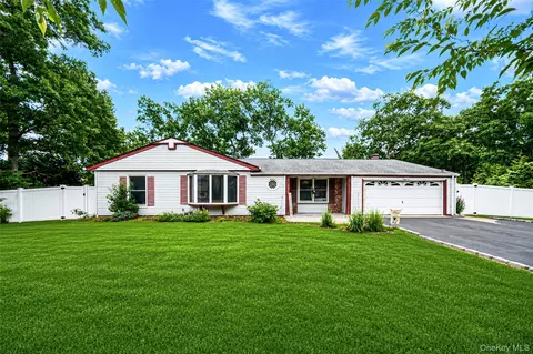 10 Saddle Hill Rd, Coram, NY 11727