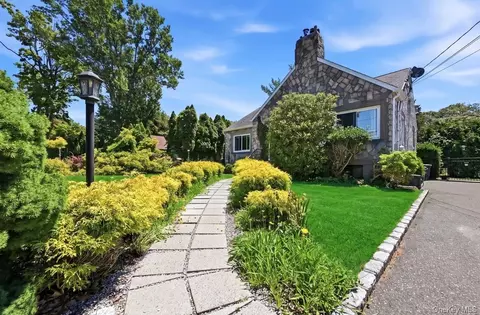 26 Hickory Rd, Rocky Point, NY 11778