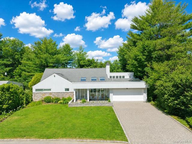 9 Arbor Rd, North Hempstead, NY 11577