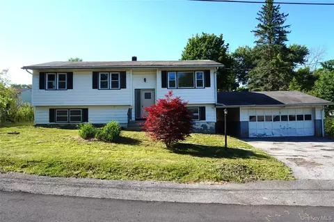 62 Warwick Rd, Kent, NY 10512