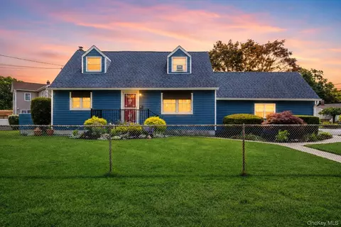 87 Center St, Lake Ronkonkoma, NY 11779