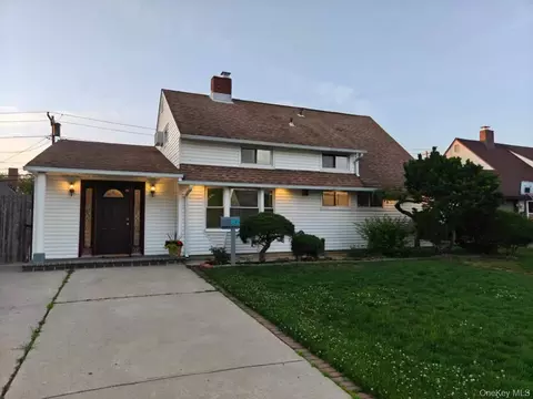 82 Lantern Rd, Hicksville, NY 11801